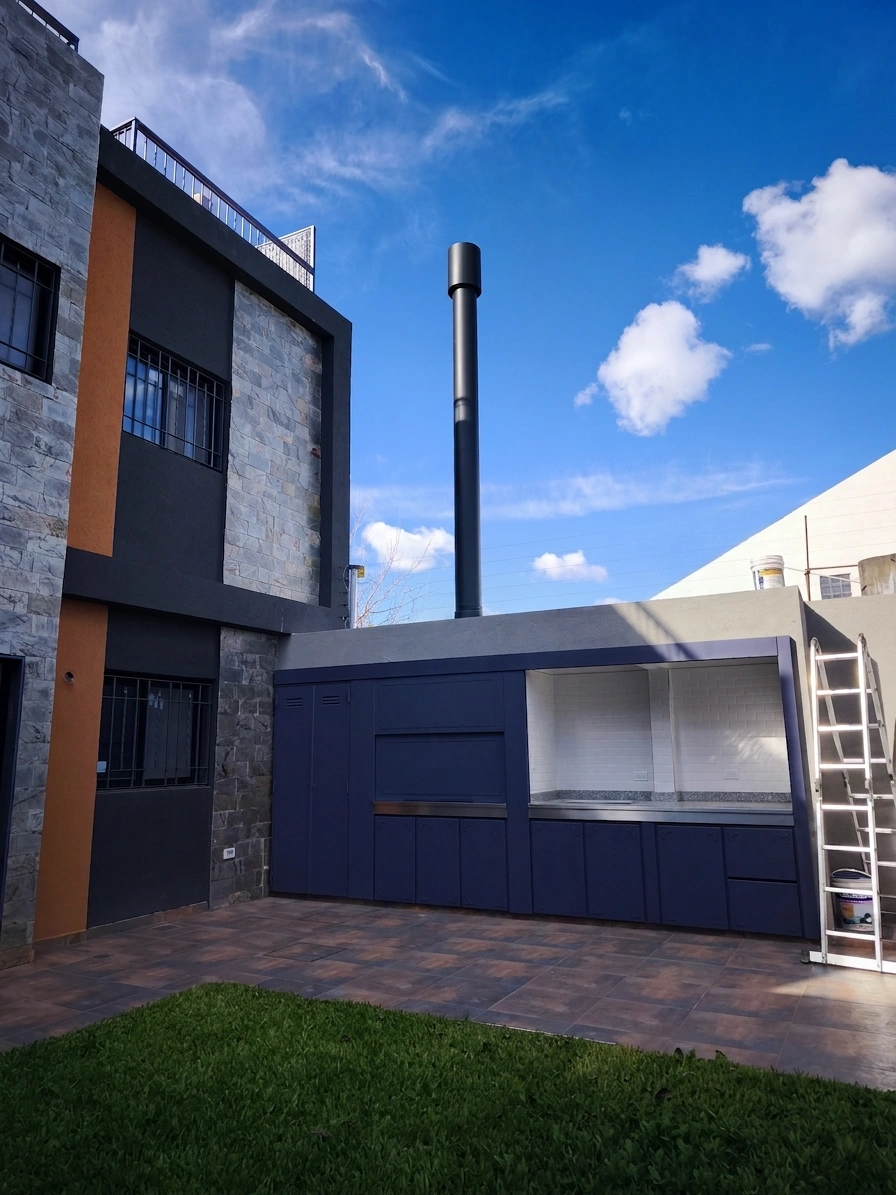 Fachada moderna con detalles azules y negros